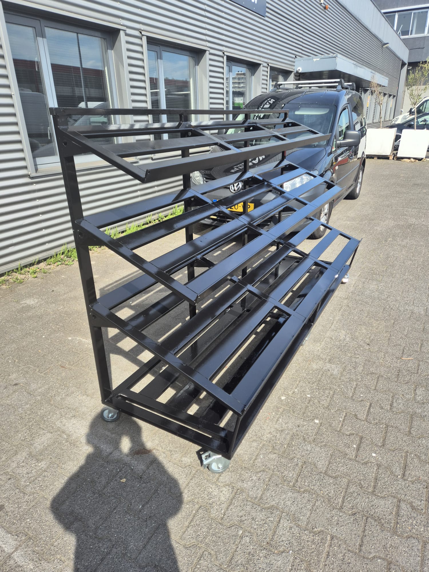 Stalen winkelstelling op maat in winkelruimte